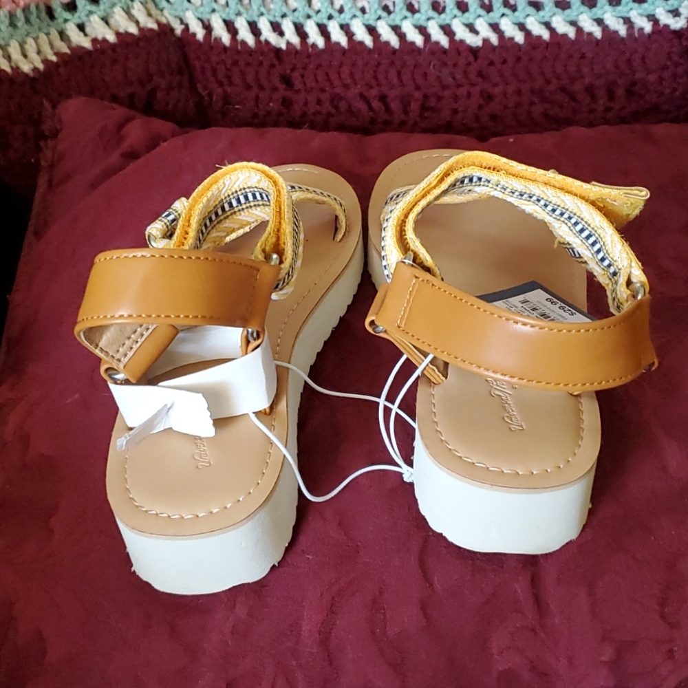 🔴Universal Threads sandals - Picture 2 of 5